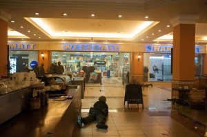 Kenyan-troops-take-position-on-September-21-2013-inside-the-Westgate-mall-in-Nairobi-2294477