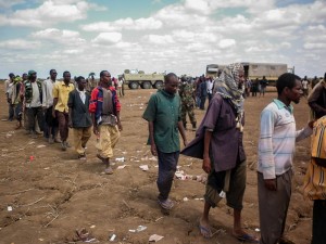 Al_Shabaab_fighters_disengage_and_lay_down_arms_07_(8019364808)