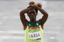 Feyisa Lilesa Arrives in U.S. on Expedited Visa 3 Weeks After Rio Anti-Government Protest