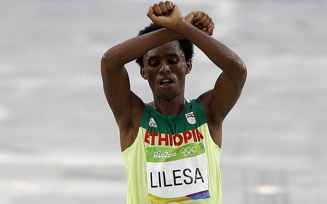 Feyisa Lilesa Arrives in U.S. on Expedited Visa 3 Weeks After Rio Anti-Government Protest